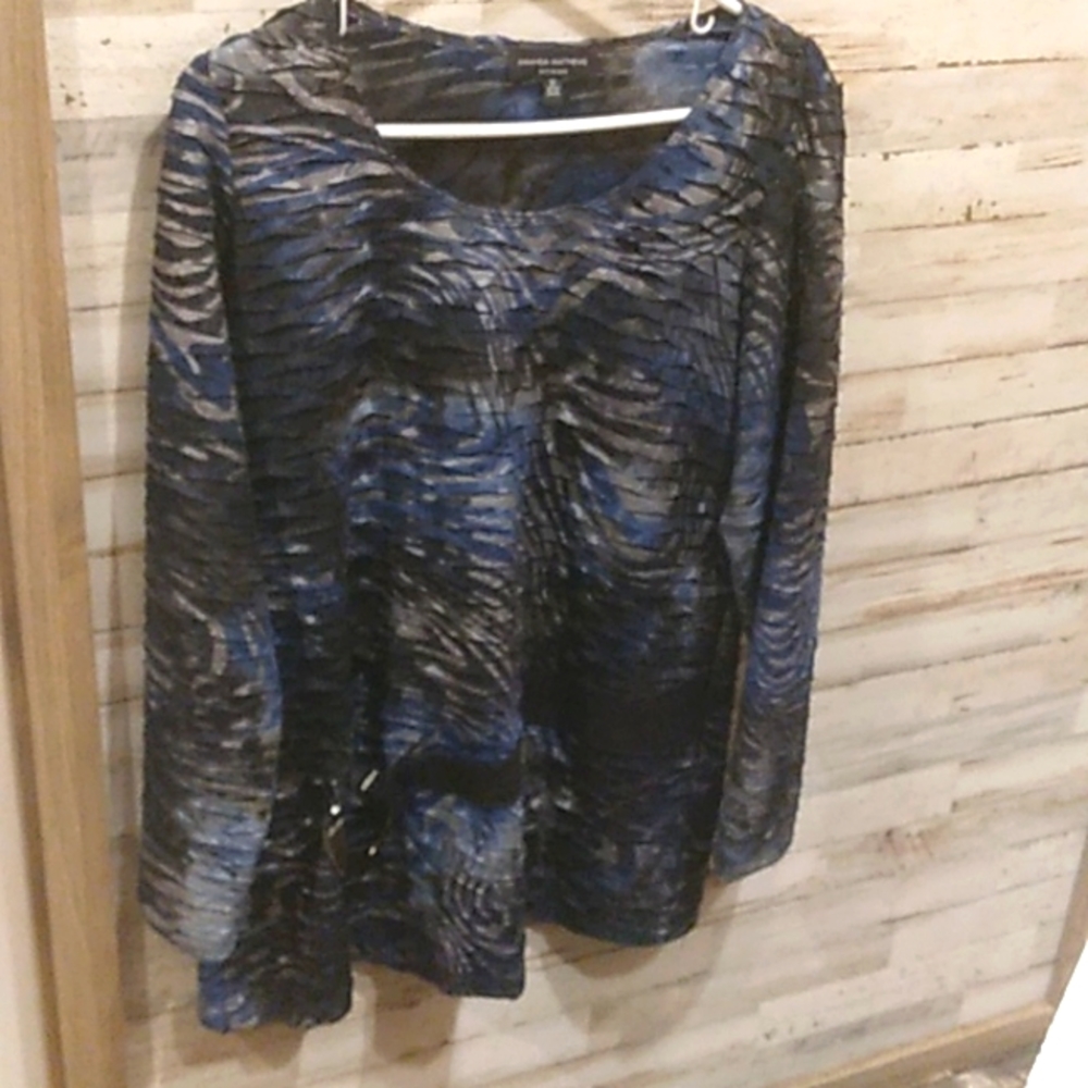 Amanda Matthew's women's top.     Box 240